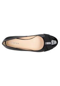 Ballerine in pelle nera con punta lucida, decorate con un nastro nero sulla parte superiore e una soletta liscia color nude.