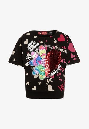 Sort t-shirt med korte ærmer med hvide og pink hjerter, en farverig blomsterpatch, et rødt hjerte med palietter og hvid tekst med ordene "desigual" og "happy days all the time".