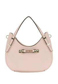 Lyserød taske i imiteret læder med en buet form, guldfarvet hardware, to stropdetaljer og en fremtrædende logoplate i midten.