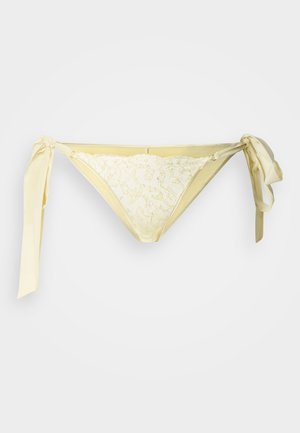 Bas de bikini en dentelle jaune avec des accents noués sur les côtés, présentant un motif floral et une texture douce, conçu pour le confort et le style.