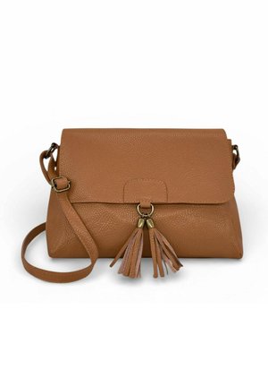 Sac bandoulière en cuir marron avec sangle réglable et deux pompons pendants de la fermeture à rabat avant.