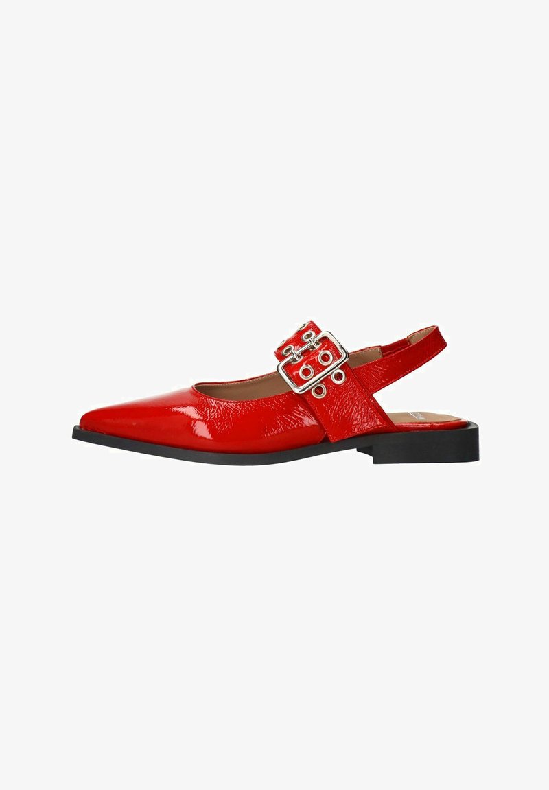 Roter patentierter Slingback-Schuh mit spitzem Zehenbereich, silbernen Schnallelementen und niedrigem schwarzem Absatz. Glatte Textur und glänzende Oberfläche.