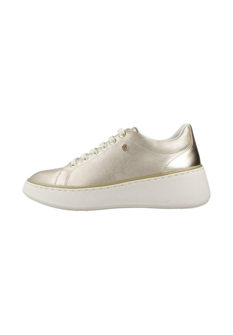 Sneaker in oro metallico con texture liscia, punta rotonda e suola piatta bianca. Presenta cuciture dettagliate e sei asole per i lacci.