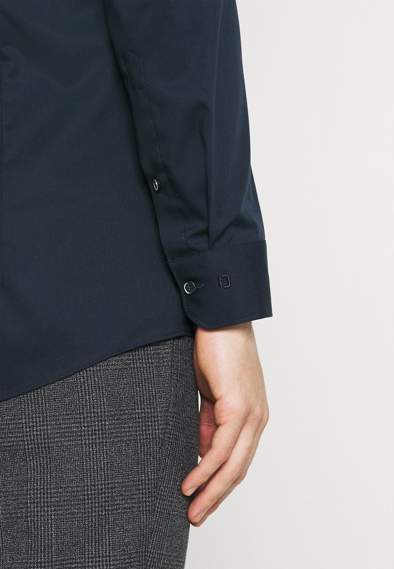Herren Komplettanzüge | OLYMP No. Six Businesshemd kobalt/blau - AO10956 Herren Komplettanzüge | OLYMP No. Six Businesshemd kobalt/blau - AO10956