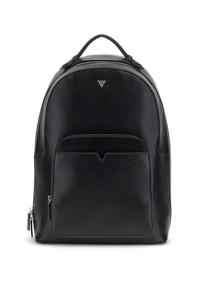 Sac à dos en cuir noir au design arrondi et élégant, avec une poche zippée à l'avant et un logo en évidence. Il comprend une poignée supérieure et des bretelles ajustables.