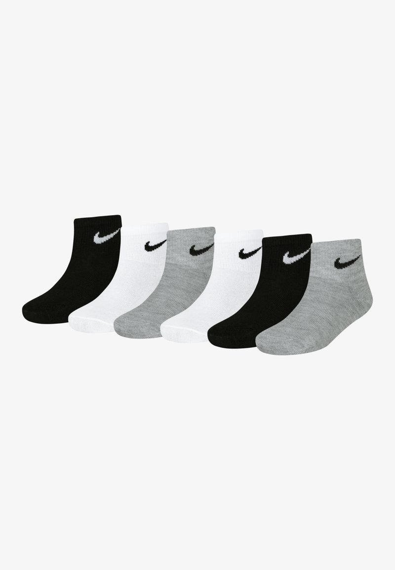 Sześć par skarpetek do kostek w kolorach czarnym, białym i szarym, każda z czarnym logo Nike w kształcie znaku Swoosh. Wykonane z miękkiego dzianinowego materiału.