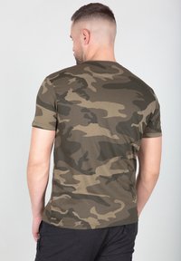Alpha Industries SMALL LOGO - Pamata T-krekls - olive camo