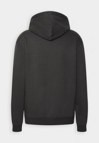 Felpa grigia scura con una texture morbida, dotata di cappuccio, maniche lunghe e polsini e orlo a costine. Nessun motivo o accento visibile.