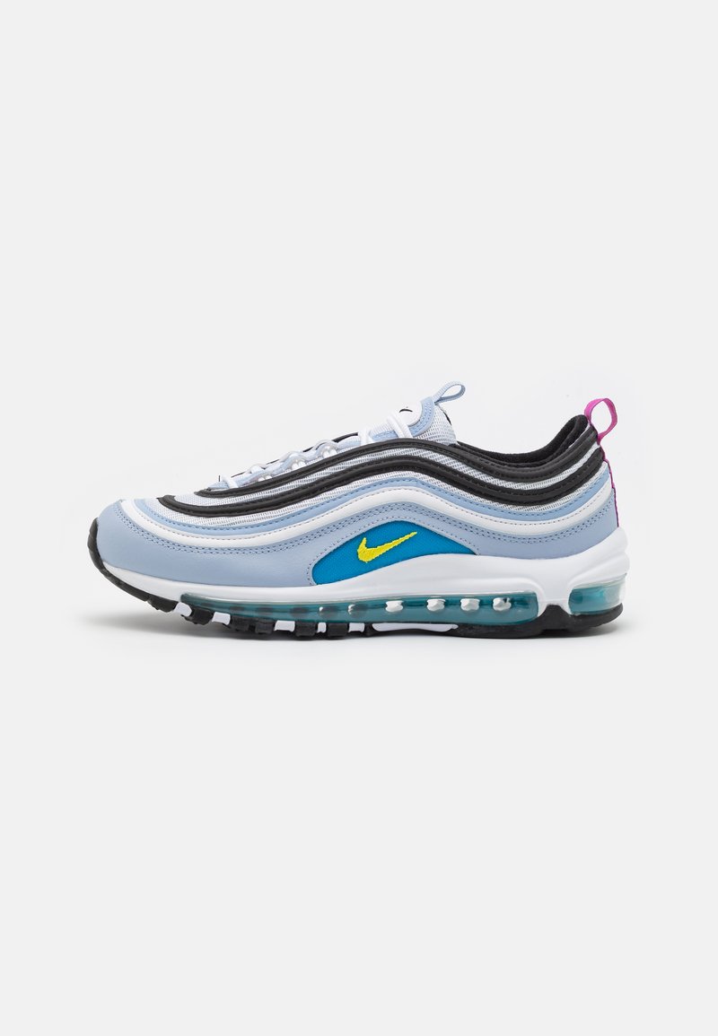 Tenisky Nike Air Max 97 mají světle modrý svršek s černými a bílými vlnkovými akcenty, modrý swoosh a viditelnou vzduchovou jednotku.