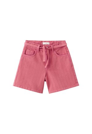 Short rose taille haute avec poches avant, passants de ceinture, et une ceinture en tissu assortie nouée à la taille.