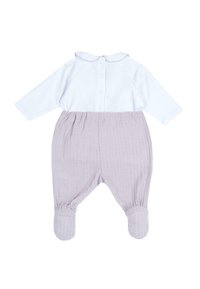 Top bianco con colletto arrotondato e bottoni, abbinato a pantaloni a coste di un delicato viola chiaro con design a calza e polsini elastici.