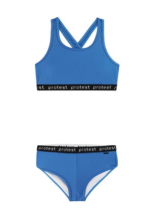 Maillot de bain deux pièces bleu texturé avec des bandes élastiques noires marquées « protest », comprenant un haut de sport dos croisé et un bas style bikini.
