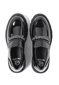 Scarpe in pelle verniciata nera con una finitura liscia, dotate di una fascia intrecciata nella parte superiore e di una suola rotonda spessa.