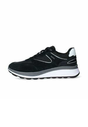 Scarpa sportiva nera realizzata in materiale scamosciato e mesh, con accenti bianchi, intersuola testurizzata e suola in gomma. Presenta un collare imbottito e una chiusura con lacci.