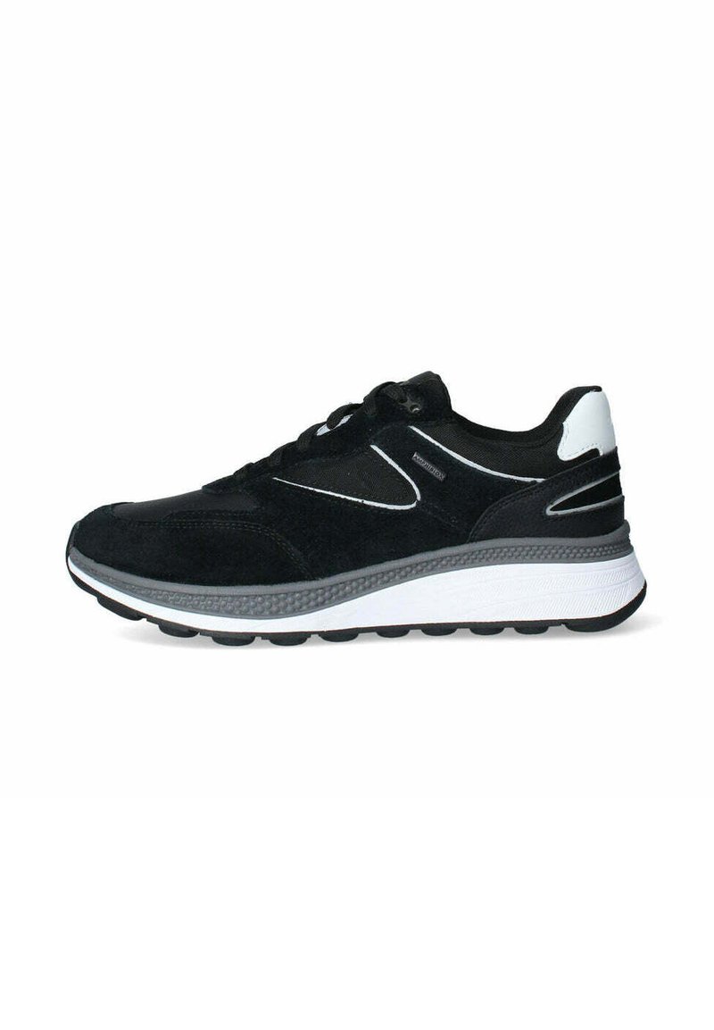 Scarpa sportiva nera realizzata in materiale scamosciato e mesh, con accenti bianchi, intersuola testurizzata e suola in gomma. Presenta un collare imbottito e una chiusura con lacci.