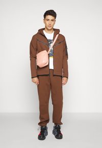 Nike Sportswear M NSW TCH FLC FZ WR - Camisola com fecho - cacao  wow/black