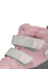 Roze suède hoge schoen met grijze accenten, voorzien van twee klittenbandsluitingen, textielstof en kleine koala-logo's op elke sluiting.