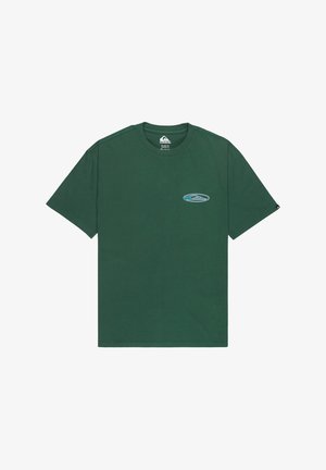 Camiseta de manga corta de color verde oscuro con un pequeño logo de ola azul y blanca en el lado izquierdo del pecho y cuello redondo.