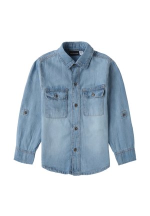 Camicia di jeans azzurro chiaro con chiusura a bottoni, due tasche sul petto e maniche lunghe. Presenta una cucitura a contrasto e dettagli con bottoni.