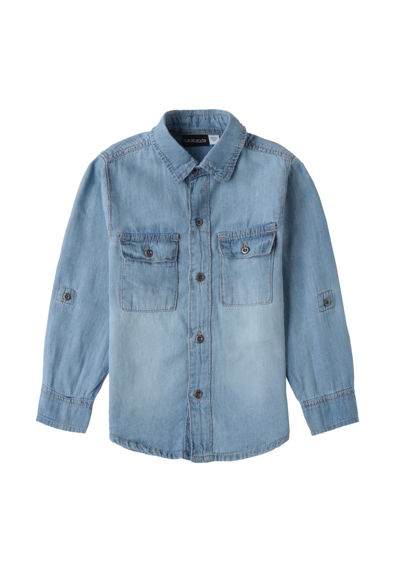 Camicia di jeans azzurro chiaro con chiusura a bottoni, due tasche sul petto e maniche lunghe. Presenta una cucitura a contrasto e dettagli con bottoni.