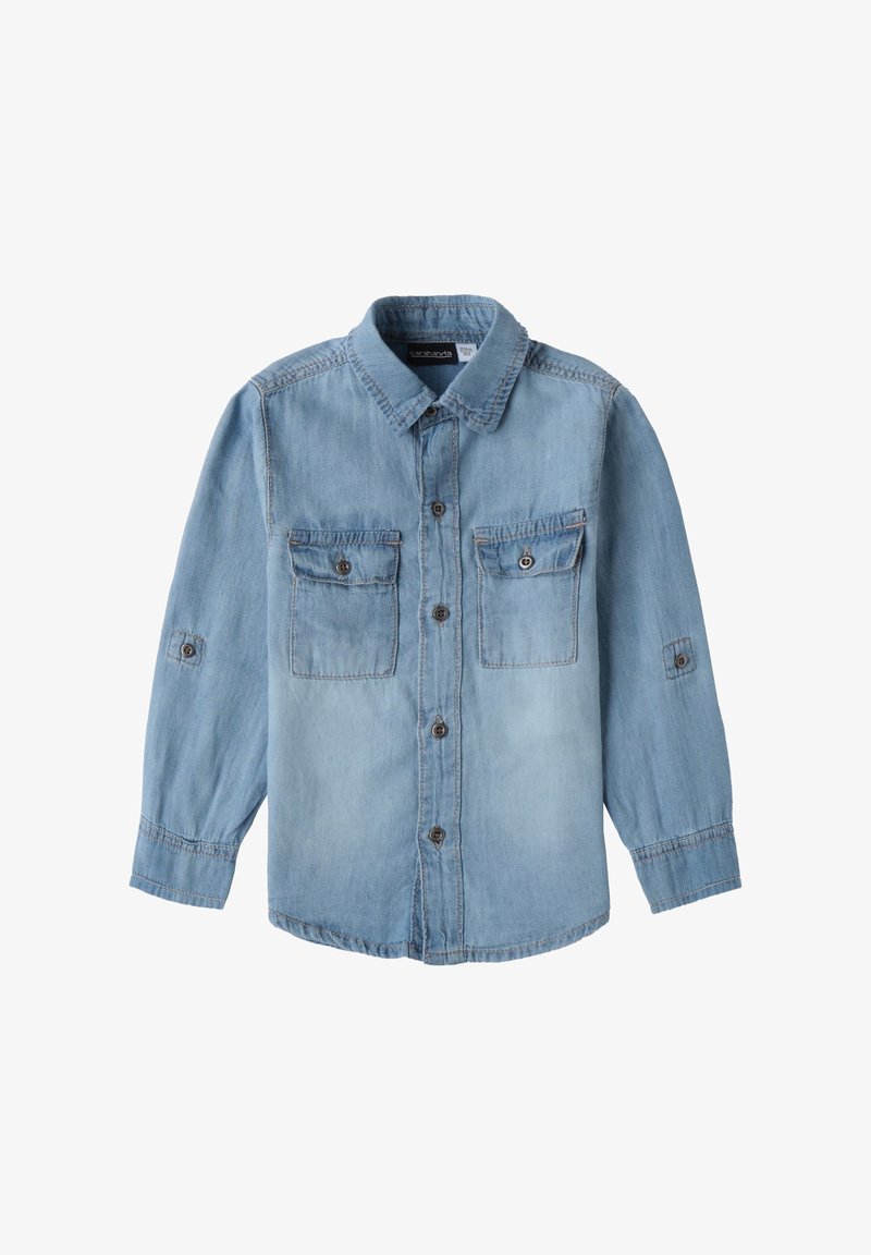 Camicia di jeans azzurro chiaro con chiusura a bottoni, due tasche sul petto e maniche lunghe. Presenta una cucitura a contrasto e dettagli con bottoni.