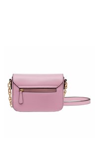 Roze gestructureerde schoudertas met gouden kettingaccenten, voorzien van een klep aan de voorkant en een ritsvak. Inclusief verstelbare strap.
