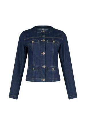 Veste en denim bleu foncé avec un design sans col, fermeture à boutons argentés, deux poches poitrine et deux poches inférieures, avec une silhouette ajustée.