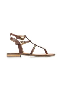 Sandales plates en cuir marron avec plusieurs fines lanières, dotées de ferrures en ton or et d'une semelle en grain de bois naturel. Design minimaliste.