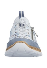 Chaussure sportive en textile blanc avec des accents bleus, dotée d'une fermeture éclair, d'un laçage et d'une semelle intermédiaire en liège. Bout arrondi et semelle texturée.