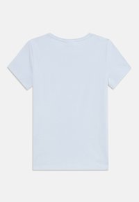 T-shirt bleu clair à manches courtes en coton. Doté d'un col rond et d'une texture lisse et uniforme. Aucun motif ni graphique visible.