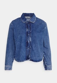 Mørkeblå denimjakke med flæse ved placket, spids krave og knaplukning. Lange ærmer med knapmanchetter.