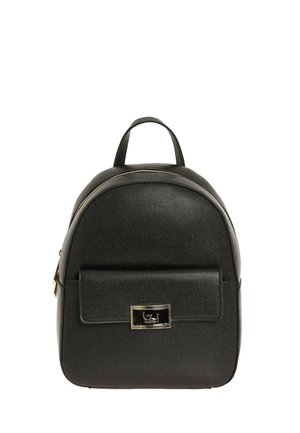 Zaino in pelle nera con tasca frontale dotata di una fibbia rettangolare dorata e manico superiore su sfondo bianco.