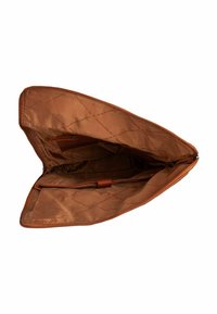 Interior marrón acolchado de un bolso tipo pouch con cierre de cremallera. Presenta un lazo de cuero y un patrón de forro en relieve. Forma rectangular y espaciosa.