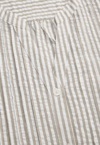 Ikke valgt, beige striped