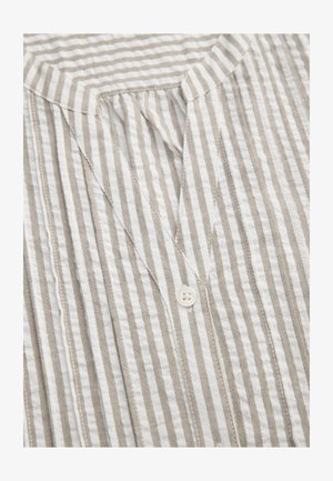 Striped shirt in beige and white with a V-neckline, featuring a front pleat and a white button. Lightweight fabric with a wrinkled texture.