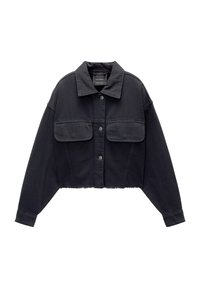 Czarna krótka kurtka uszyta z bawełny, z kołnierzem, zapinana na guziki z przodu, z dwoma kieszeniami na piersi i surowym wykończeniem na dole. Posiada luźny krój i długie rękawy.