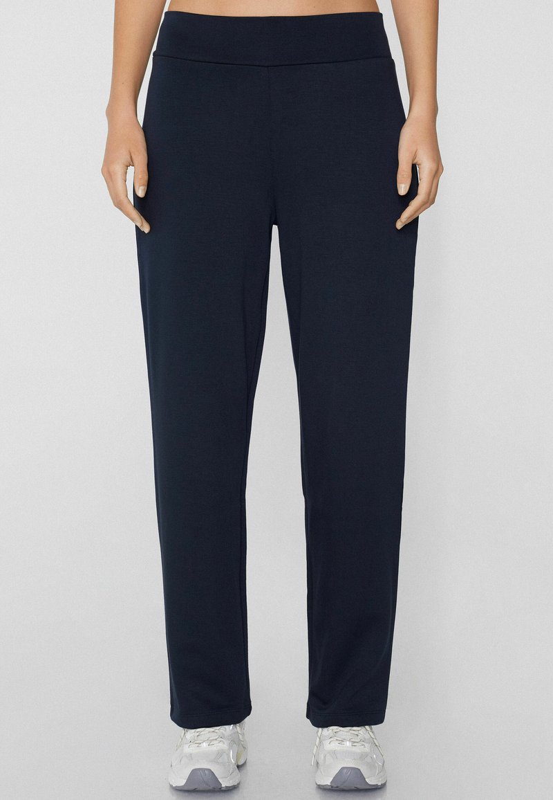 Marineblauwe sportbroek met een gladde textuur, elastische tailleband en rechte pijpen. Heeft een minimalistisch ontwerp, zonder patronen of hardware.