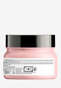 Rosa hårmask i en rund burk med svart lock. Etiketten har vit text som beskriver ingredienser och instruktioner. Storlek: 250 ml.