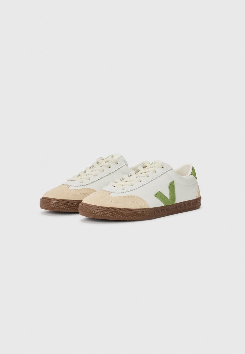 Baskets avec une tige en toile blanche, des accents en suède beige, un logo V vert et une semelle en caoutchouc marron. Design lacé avec des détails cousus.