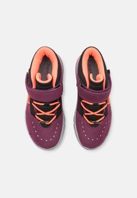 Dětské boty s fialovým semišovým svrškem, černými síťovanými panely, neonově oranžovými akcenty, suchým zipem a šedou texturovanou podrážkou.
