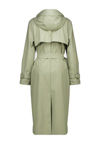 Vedenkestävä vihreä trench-takki, jossa on huppu, vyötärö vyöllä ja kerroksellinen takaosa. Ominaisuuksiin kuuluvat pitkät hihat säädettävillä hihansuilla ja takatuuletus.