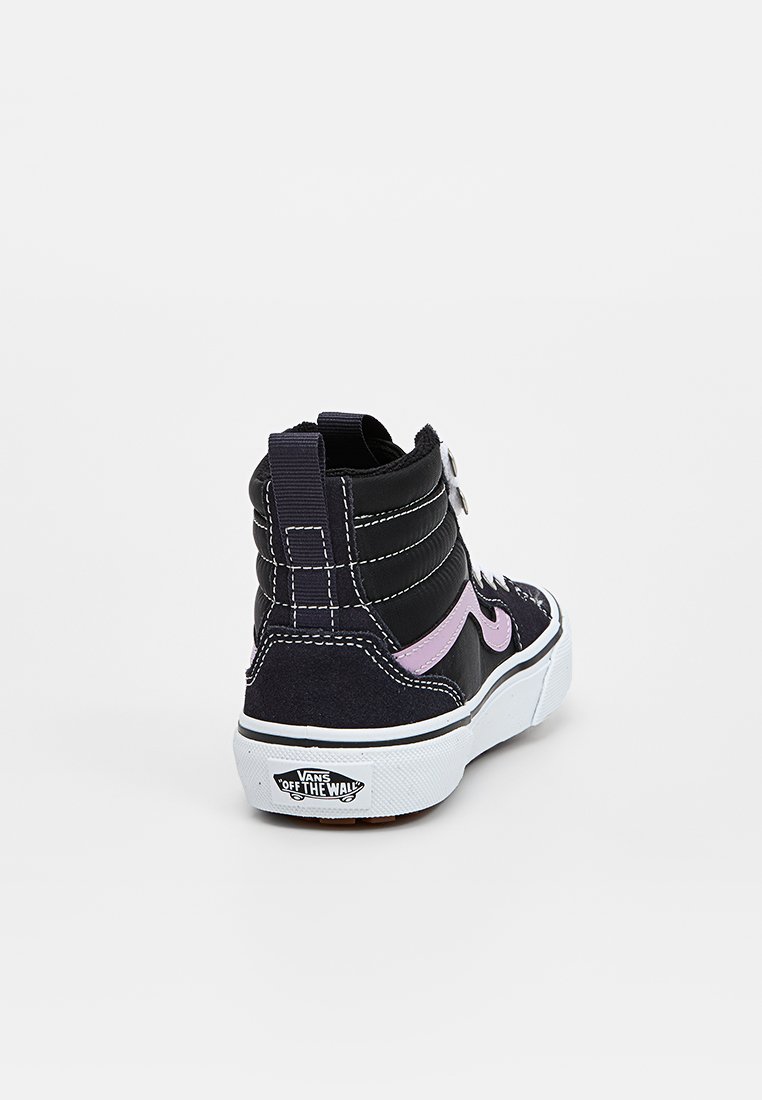 Hochschnittige Sneakers aus schwarzem Leder und strukturiertem Stoff, mit einem pinken Akzent, weißer Sohle und einem markanten Logo auf der Ferse.