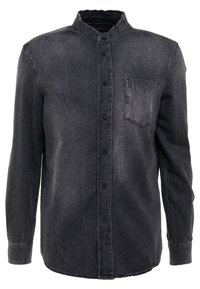 Camisa de mezclilla en gris oscuro con cuello mao, cierre frontal de botones, bolsillo en el pecho y mangas largas con puños abotonados.