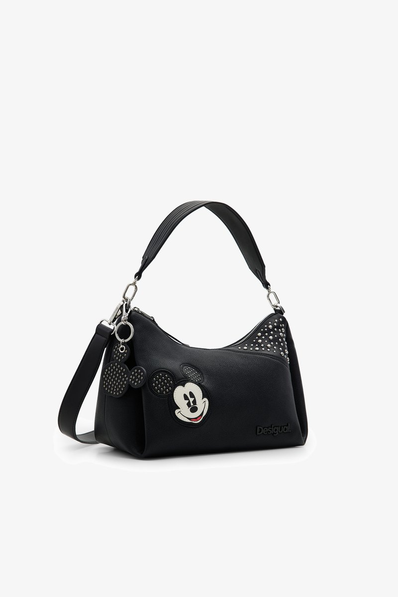 Sac à épaule en cuir noir avec des accents cloutés, arborant un design de Mickey Mouse et un charme en forme de souris supplémentaire. Sangle réglable incluse.