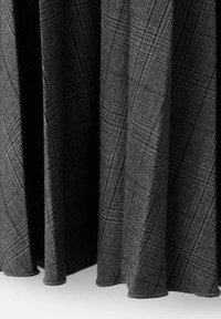 Tela de patrón gris con un acabado texturizado, que presenta un diseño de cuadros. Las cortinas forman pliegues suaves, resaltando su apariencia versátil.