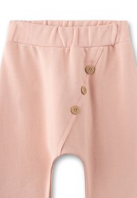 Weiche rosa Babyhosen mit elastischem Bund und drei Holzknöpfen schräg an der Vorderseite.