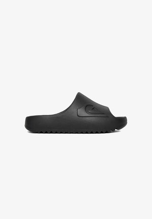 Czarna sandałka typu slip-on z teksturowaną podeszwą i podniesionym logo na górnej części.