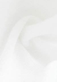 Tissu léger blanc avec une texture lisse, affichant un joli drapé et un subtil motif tissé. Aucun matériel ou accent visible.