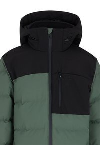 Giacca imbottita caratterizzata da un corpo verde con una parte superiore nera. Include un cappuccio, una cerniera frontale e una tasca sul petto con dettagli del logo.