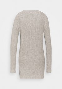 Suéter de manga larga gris claro, textura de punto, corte relajado, vista trasera con puños y dobladillo acanalados, diseño minimalista sin adornos.